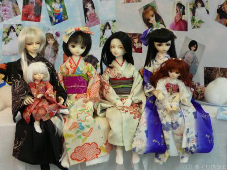 ��1�K�̂̃~�[�e�B���O�ʐ^�O�ɂāA�f�G�Ȃ���l�ƈꏏ��